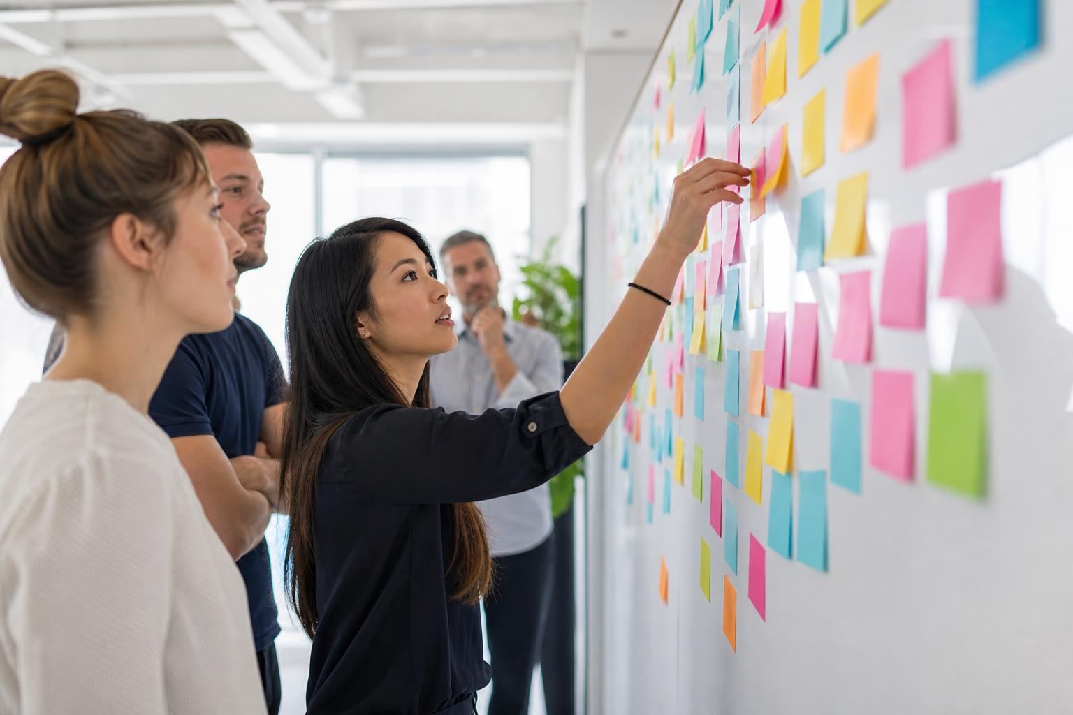 Atelier collaboratif avec des notes autocollantes sur un mur de travail
